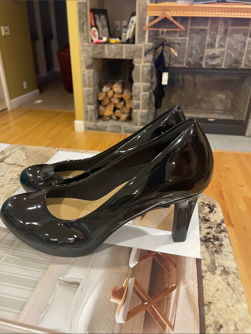 NWOT Clarks Black Patent Mid Heel Pumps